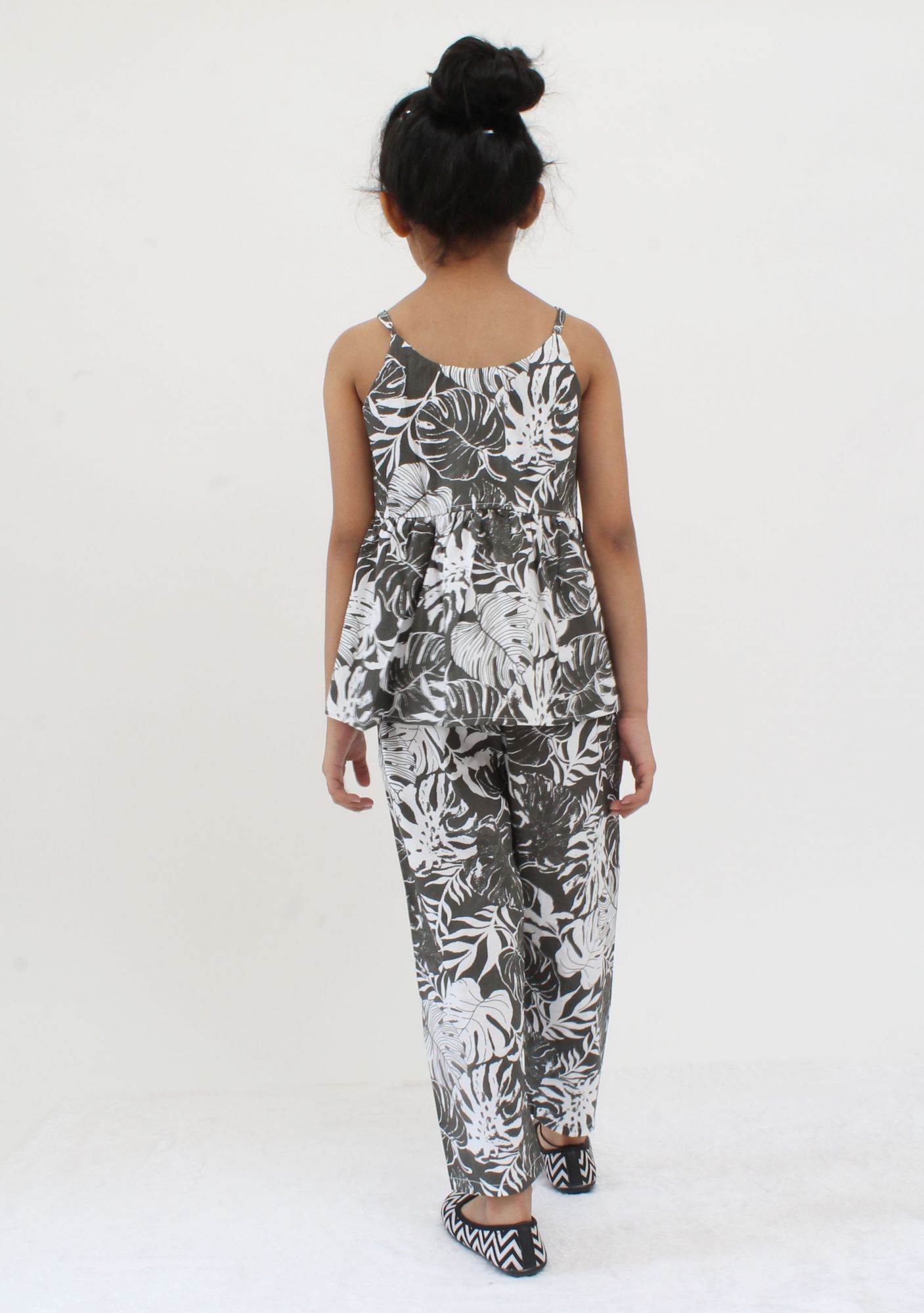 Qvink Sleeveless Leaves Printed Top With Bottom-Green