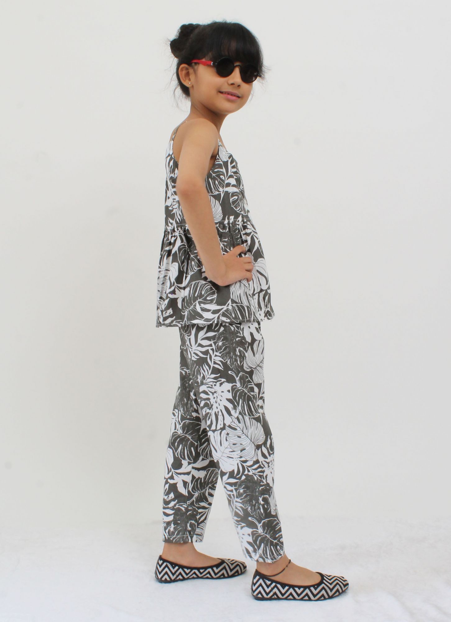 Qvink Sleeveless Leaves Printed Top With Bottom-Green
