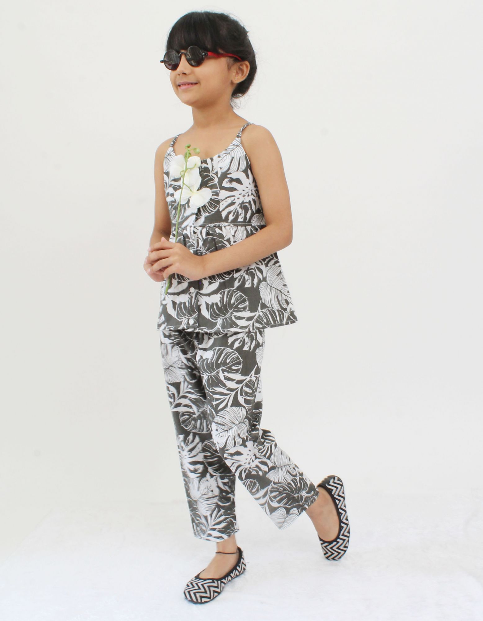 Qvink Sleeveless Leaves Printed Top With Bottom-Green