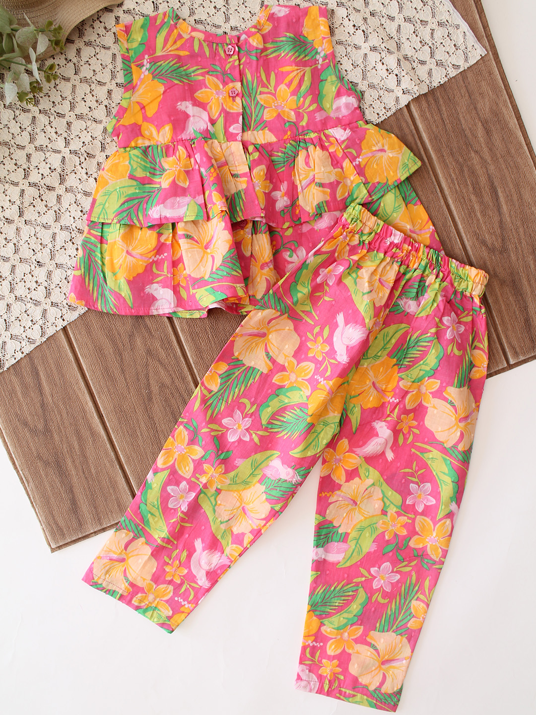 Qvink Sleeveless Floral Printed Coordinating Top & Pant Set - Multicolor