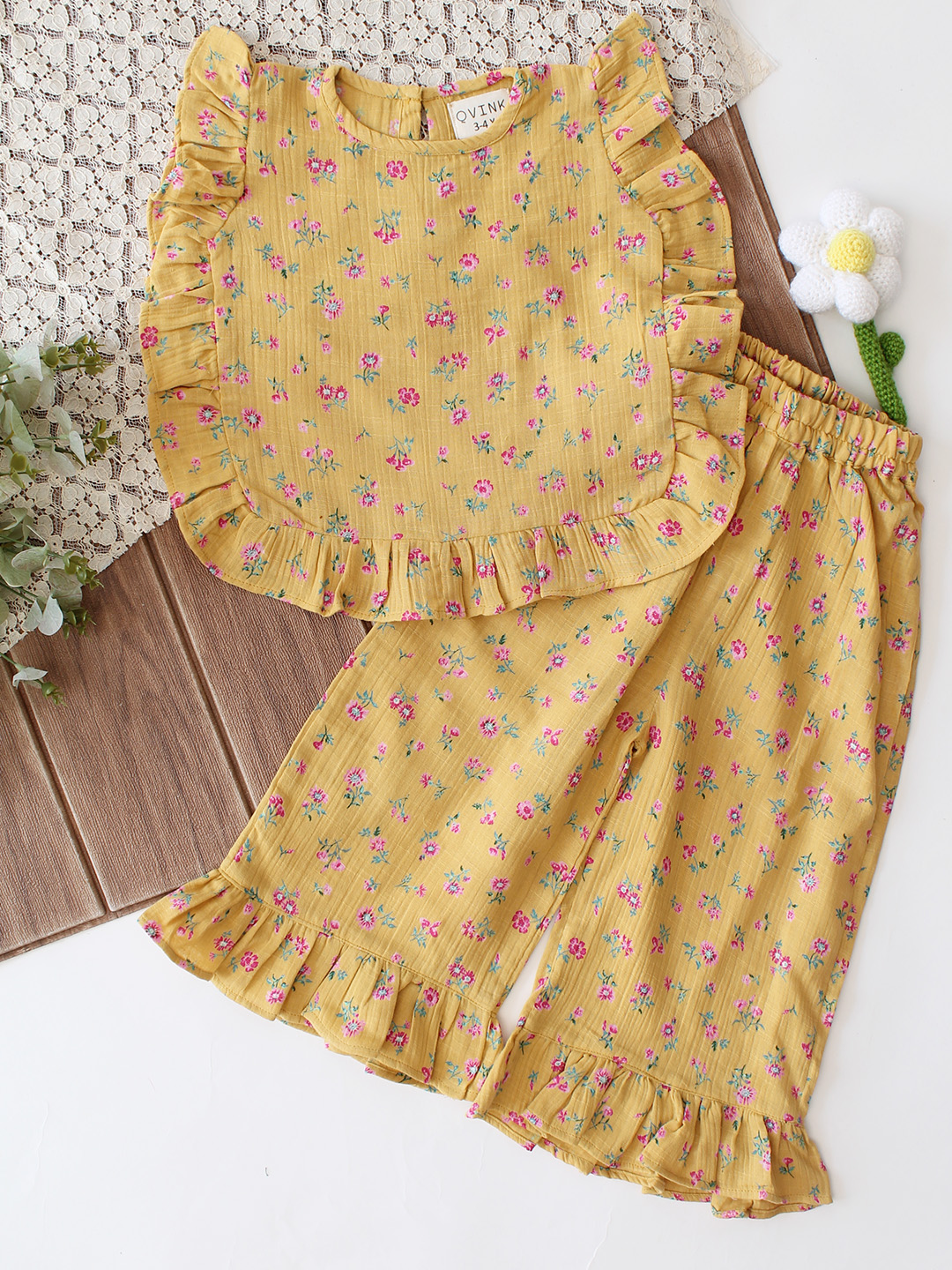 Qvink Sleeveless Floral Printed Coordinating Top & Pant Set - Yellow