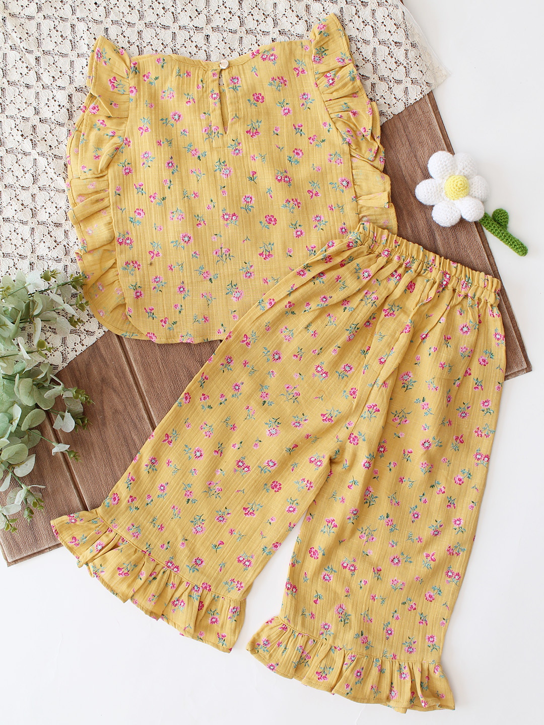 Qvink Sleeveless Floral Printed Coordinating Top & Pant Set - Yellow
