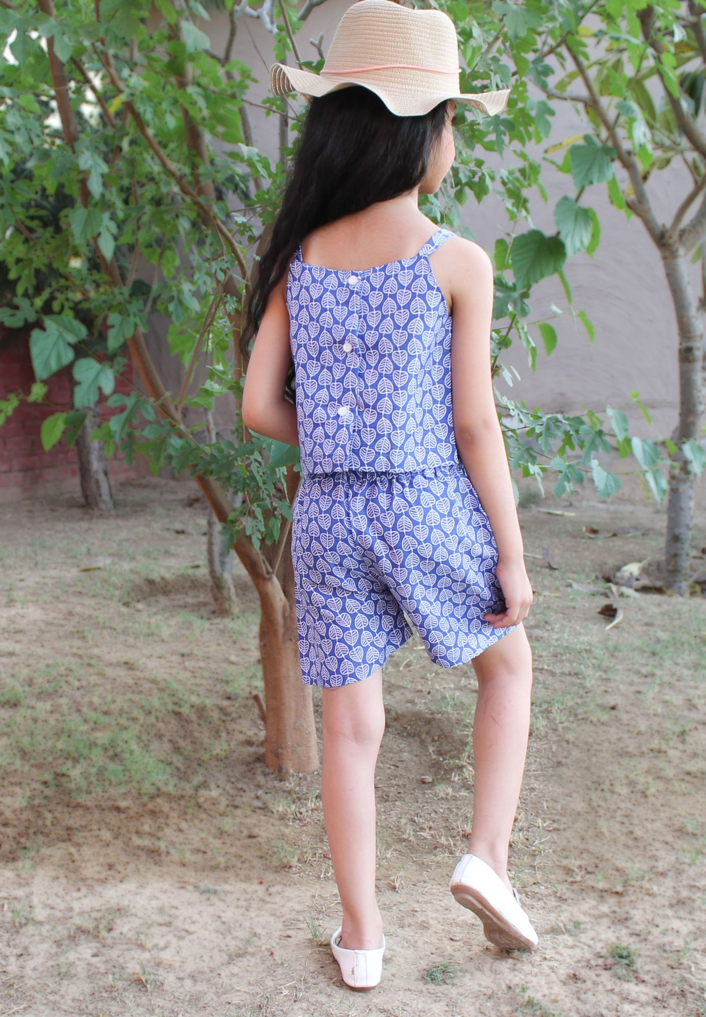 Qvink Leaf Printed Crop Top with Short-Blue