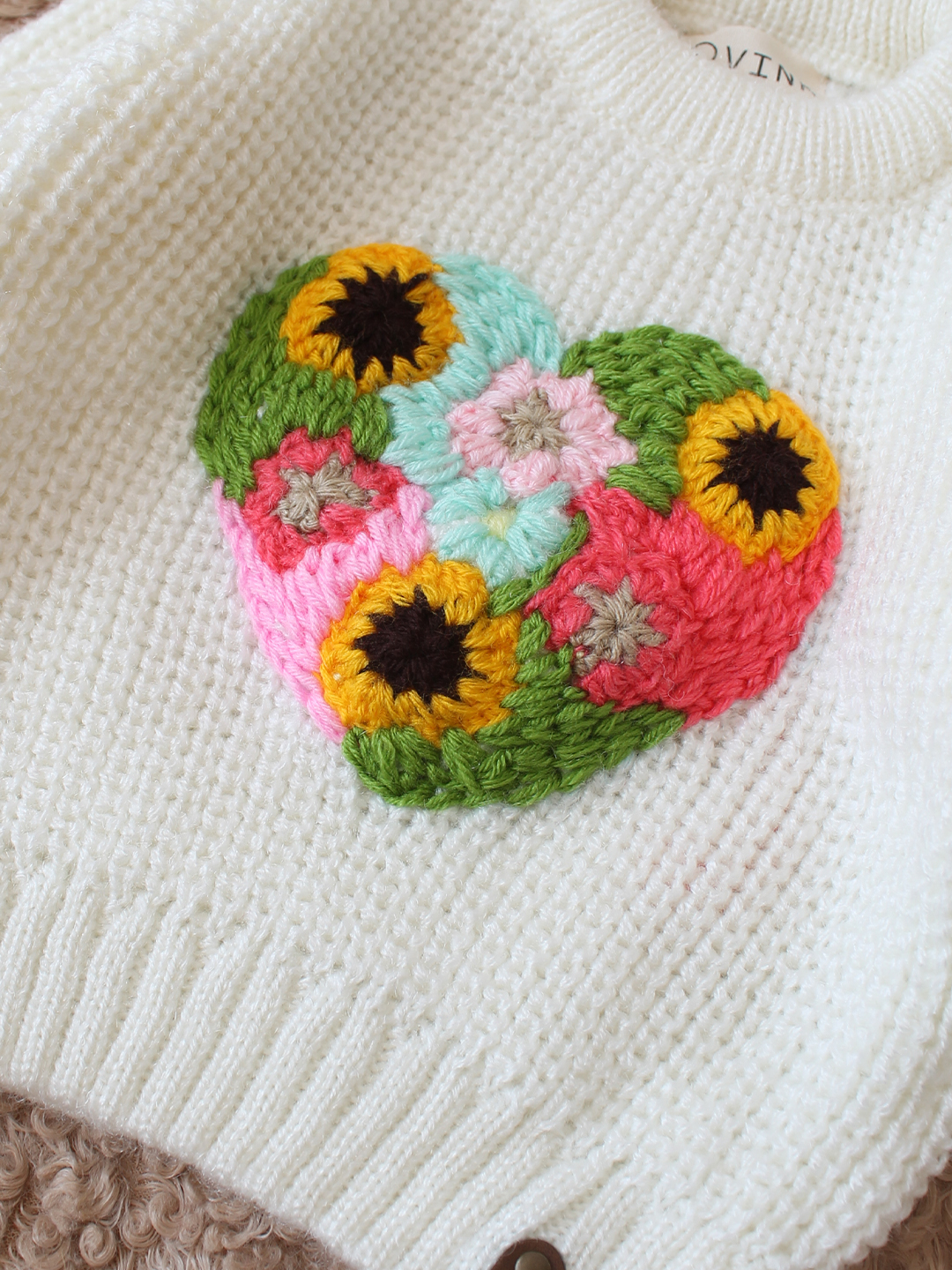 Qvink Knitted Full Sleeves Floral Heart Applique Detailed Sweater - Cream