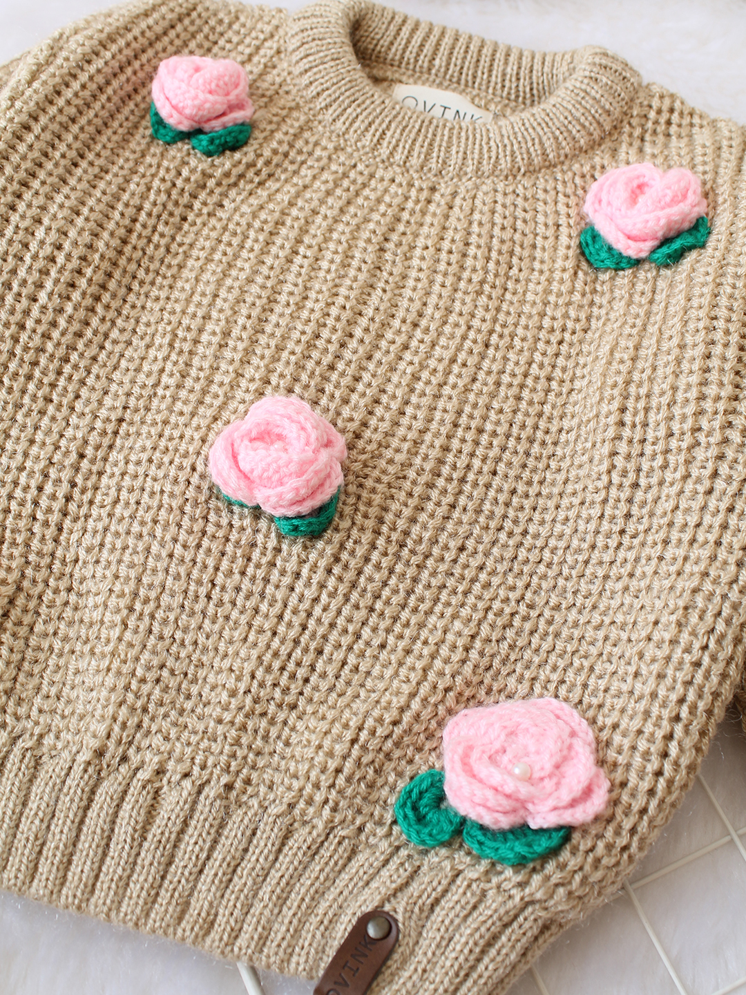 Qvink Knitted Full Sleeves Pink Rose Applique Detailed Sweater - Beige