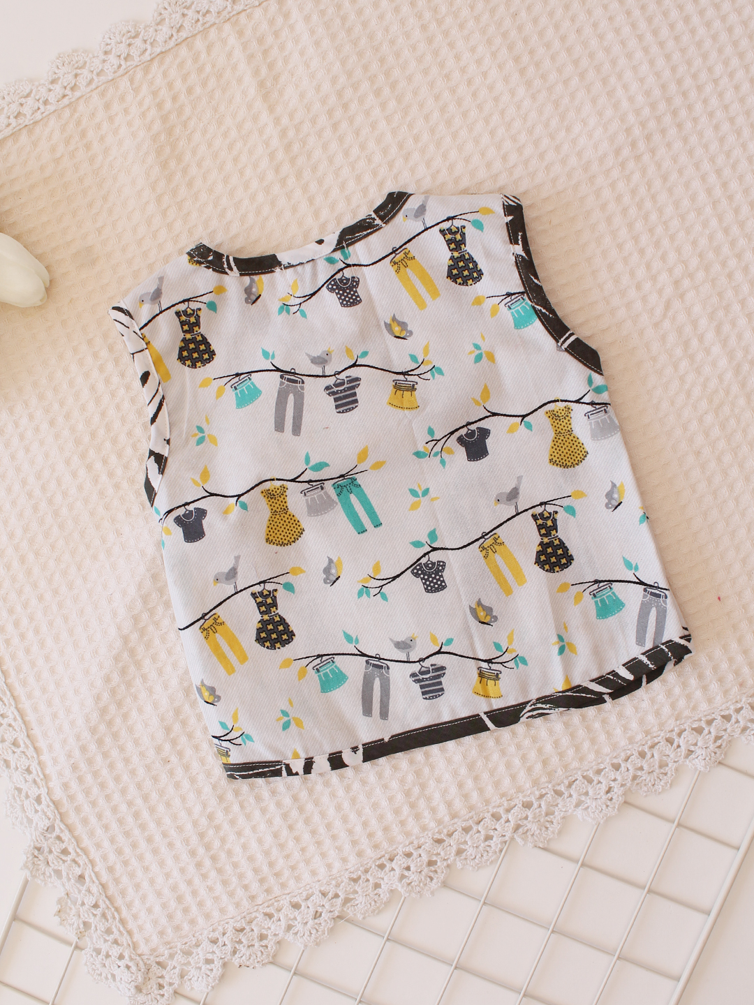 Qvink Sleeveless Self Design Infant Cotton Vest - White
