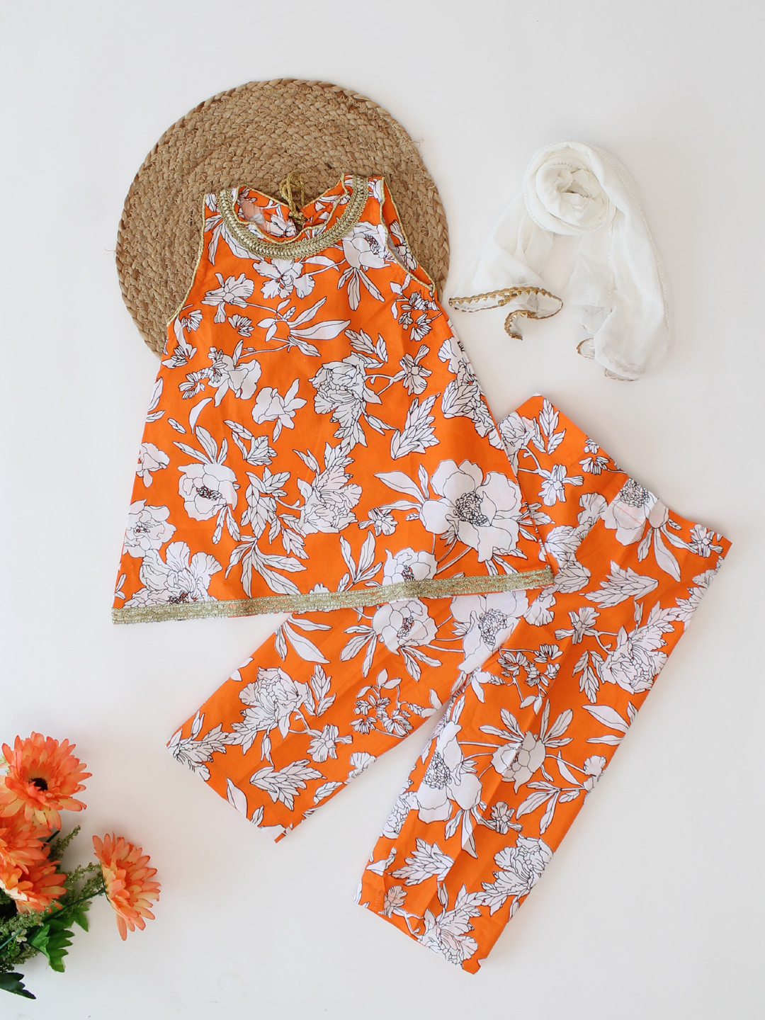 Qvink Printed & Lace Embellished Kurta Set with Dupatta