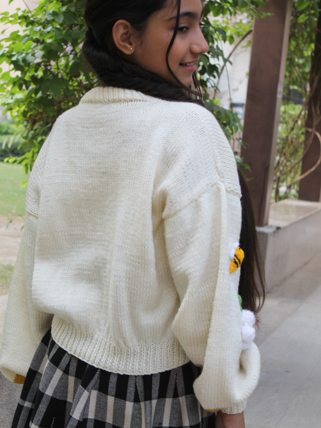 Woonie Handknitted Full Sleeves Floral and Bee Applique Detailed Sweater - Cream