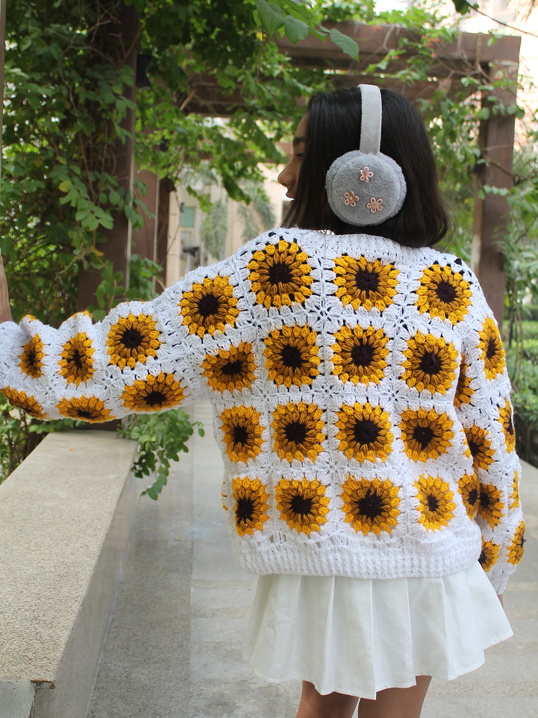 Woonie Handknitted Full Sleeves Sunflower Detailed Cardigan - White