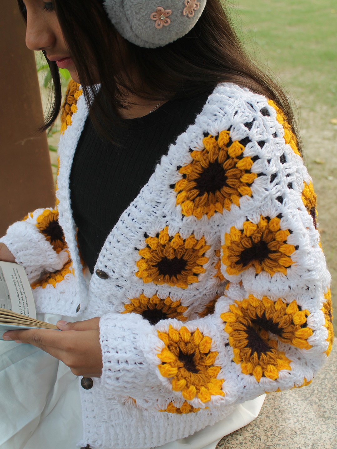 Woonie Handknitted Full Sleeves Sunflower Detailed Cardigan - White