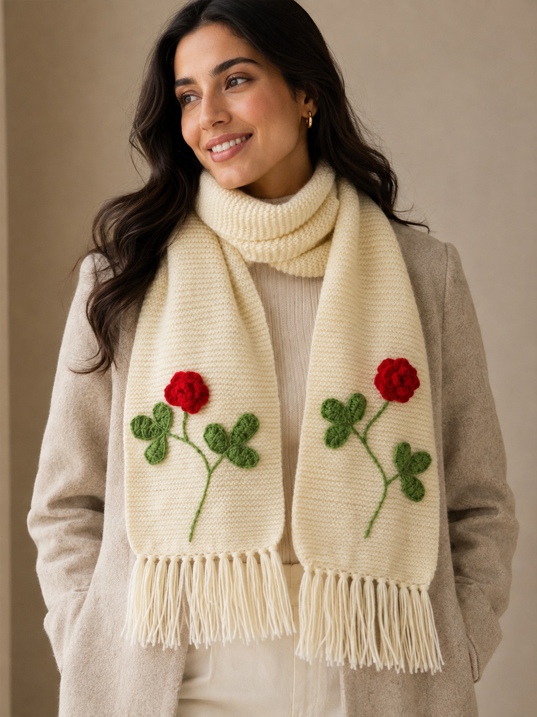Velvery Handknitted Rose Detailed Muffler - Cream