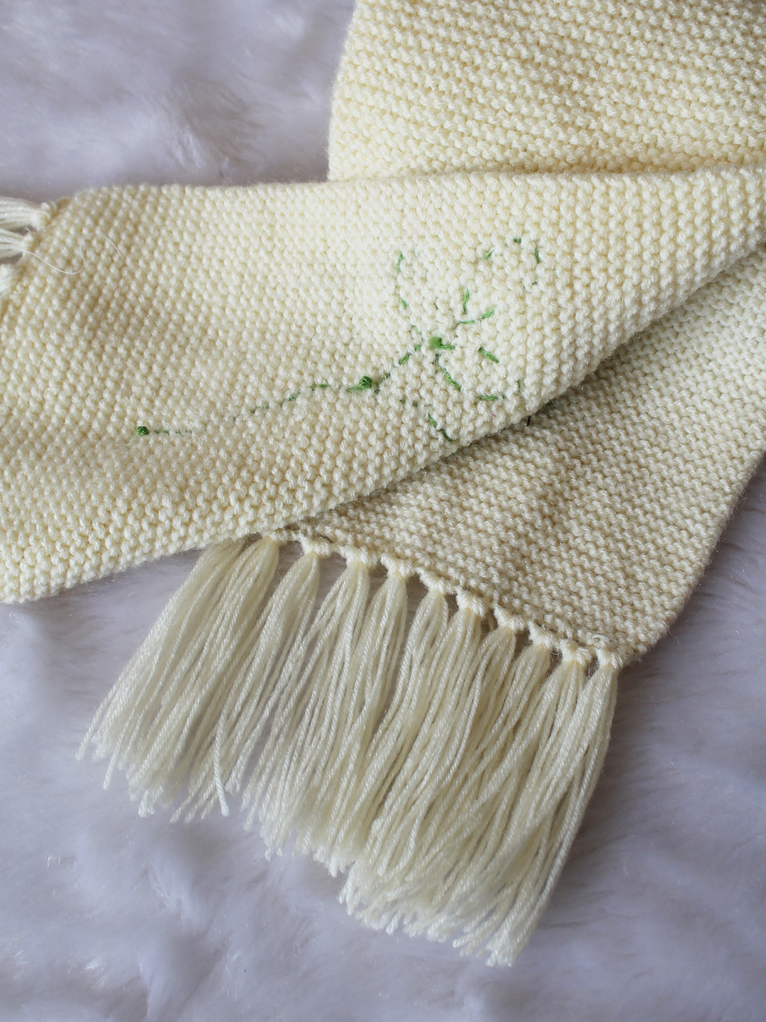 Velvery Handknitted Rose Detailed Muffler - Cream