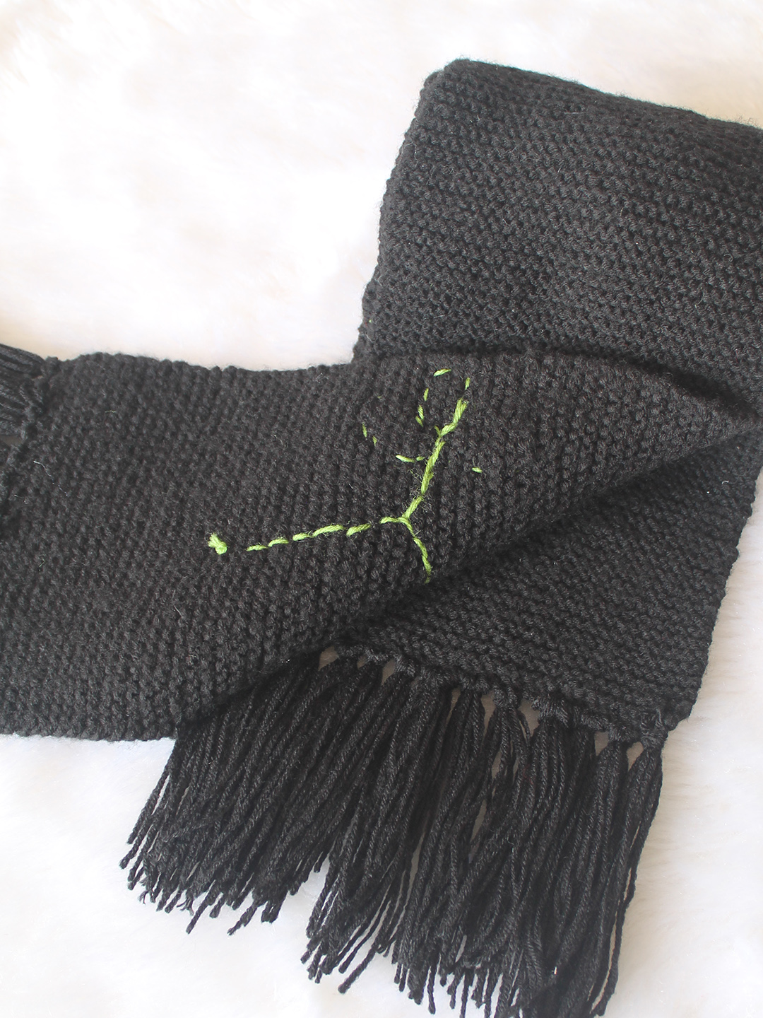 Velvery Handknitted Rose Detailed Muffler - Black