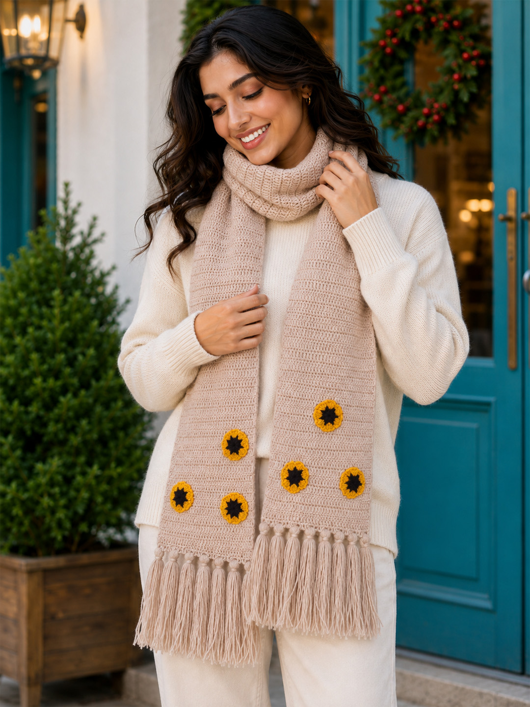Velvery Handknitted Sunflower Detailed Muffler - Beige