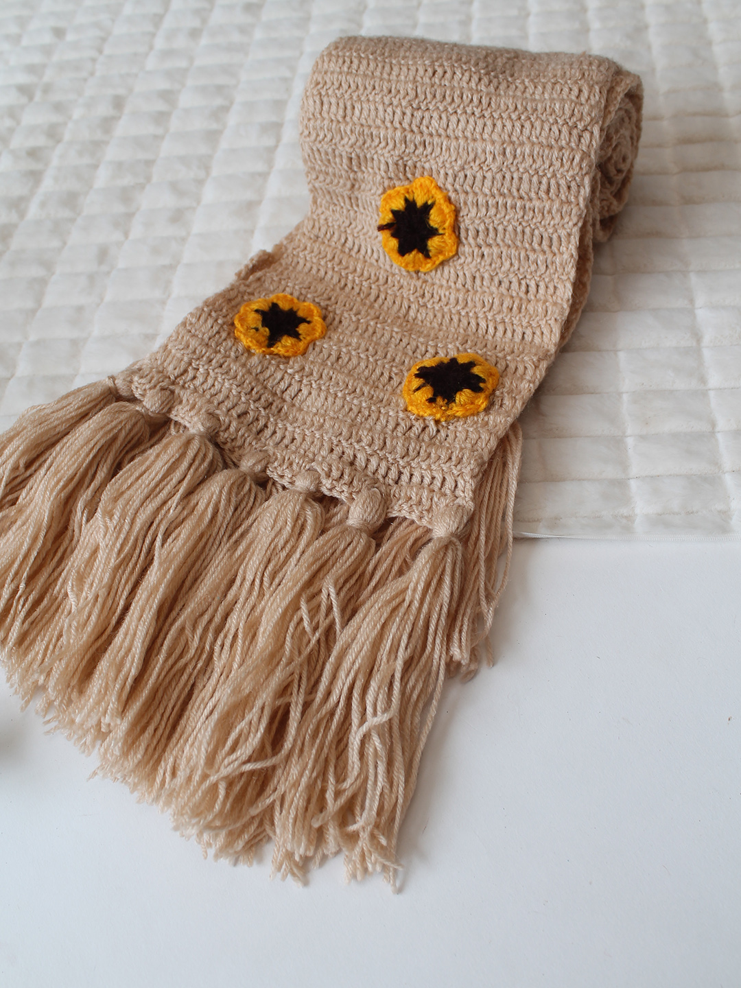 Velvery Handknitted Sunflower Detailed Muffler - Beige