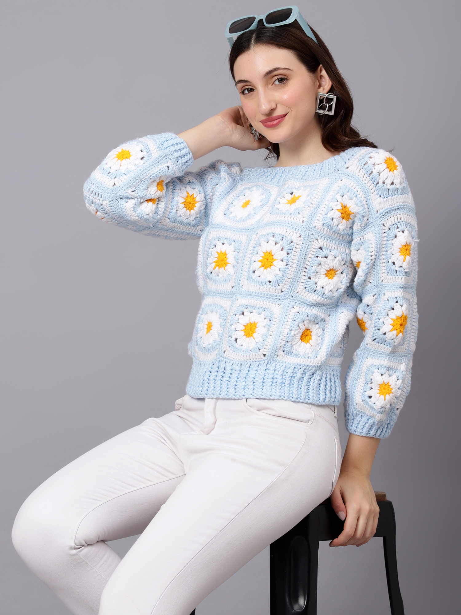 Velvery Handmade Blue & White Blue Daisy V-Neck Pullover