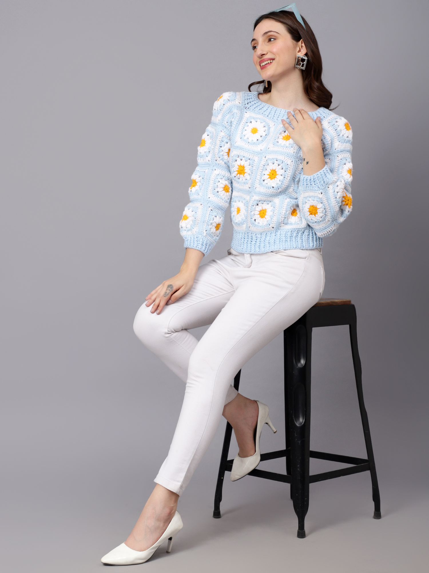 Velvery Handmade Blue & White Blue Daisy V-Neck Pullover