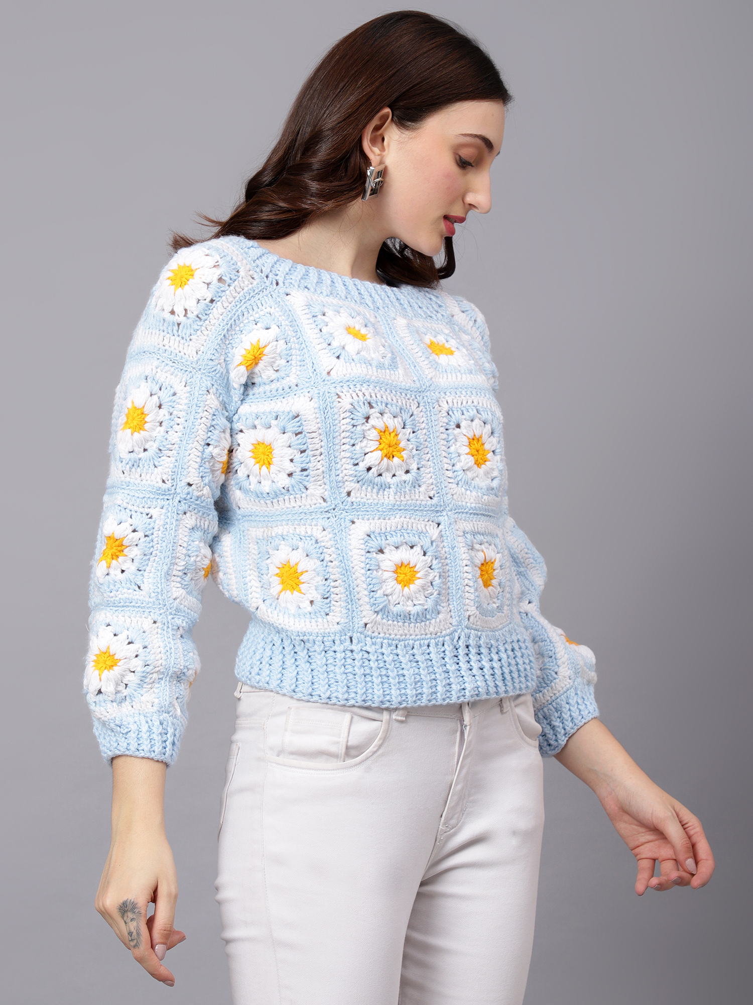 Velvery Handmade Blue & White Blue Daisy V-Neck Pullover