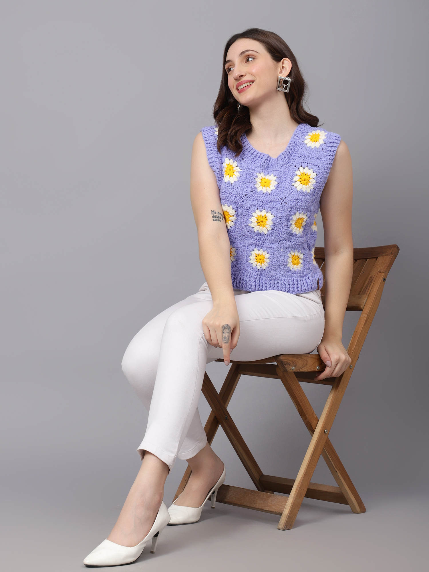 Velvery Handmade Blue & White Blue Daisy Round Neck Sweater Vest