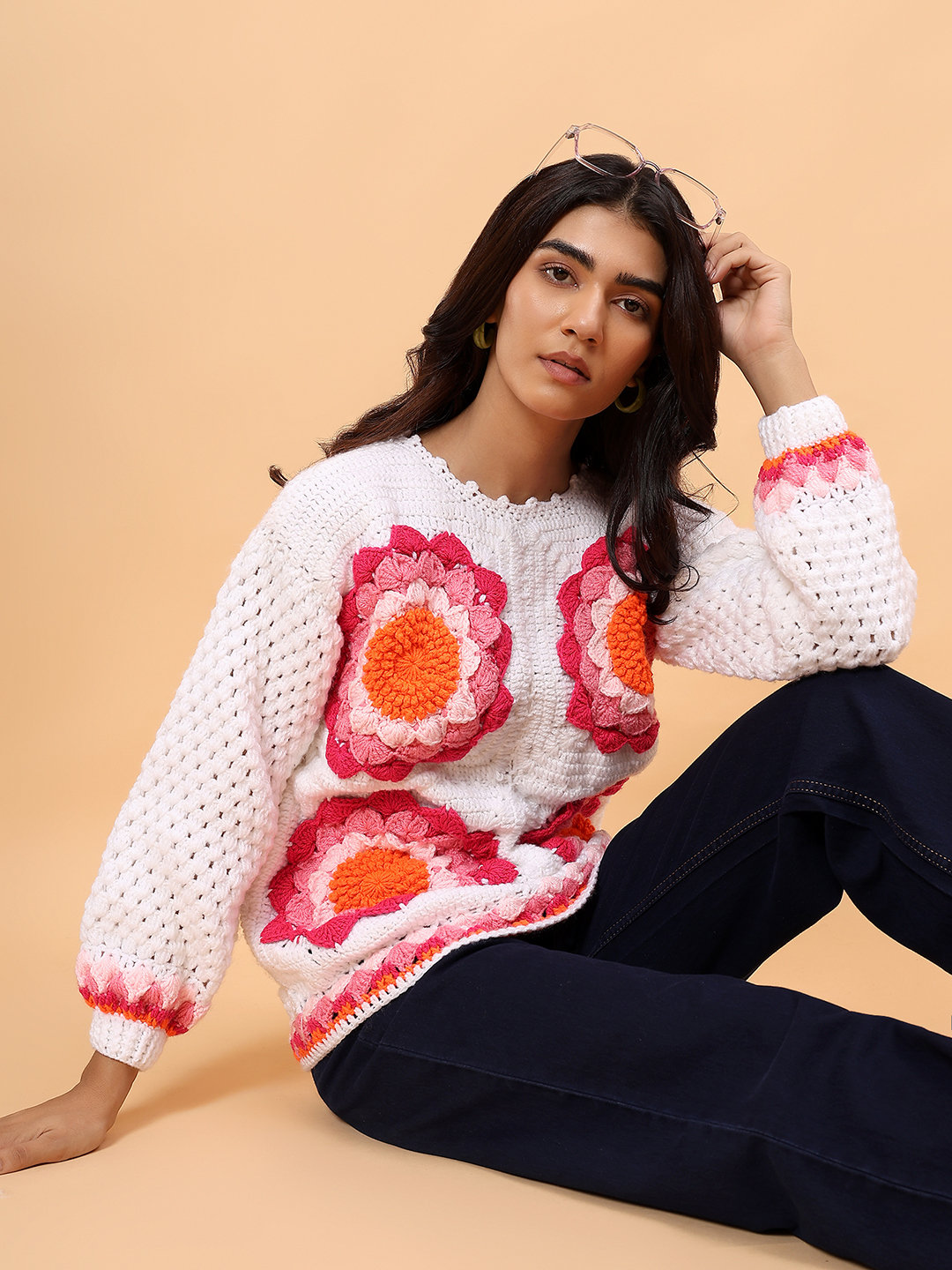 Velvery Big Floral Pullover - White