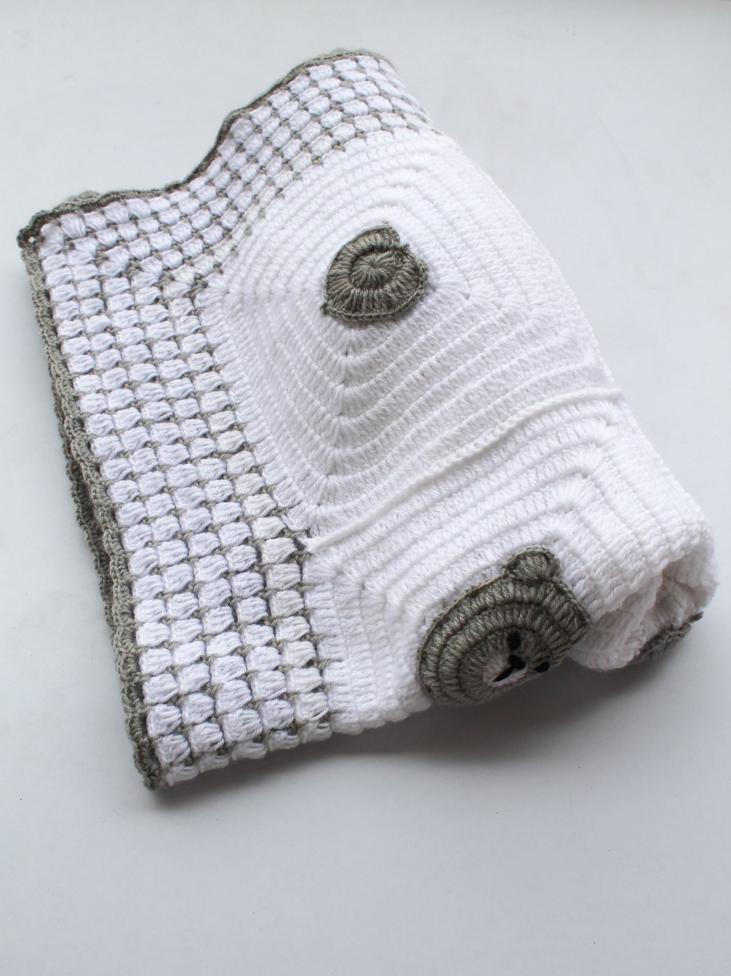 Woonie Bear Face Detailing Handmade Soft Blanket For Winters
