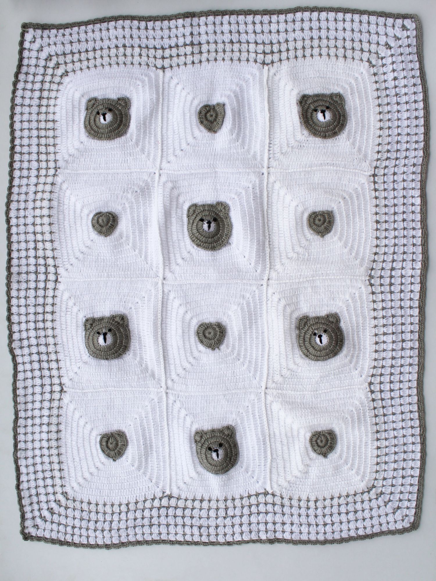 Woonie Bear Face Detailing Handmade Soft Blanket For Winters