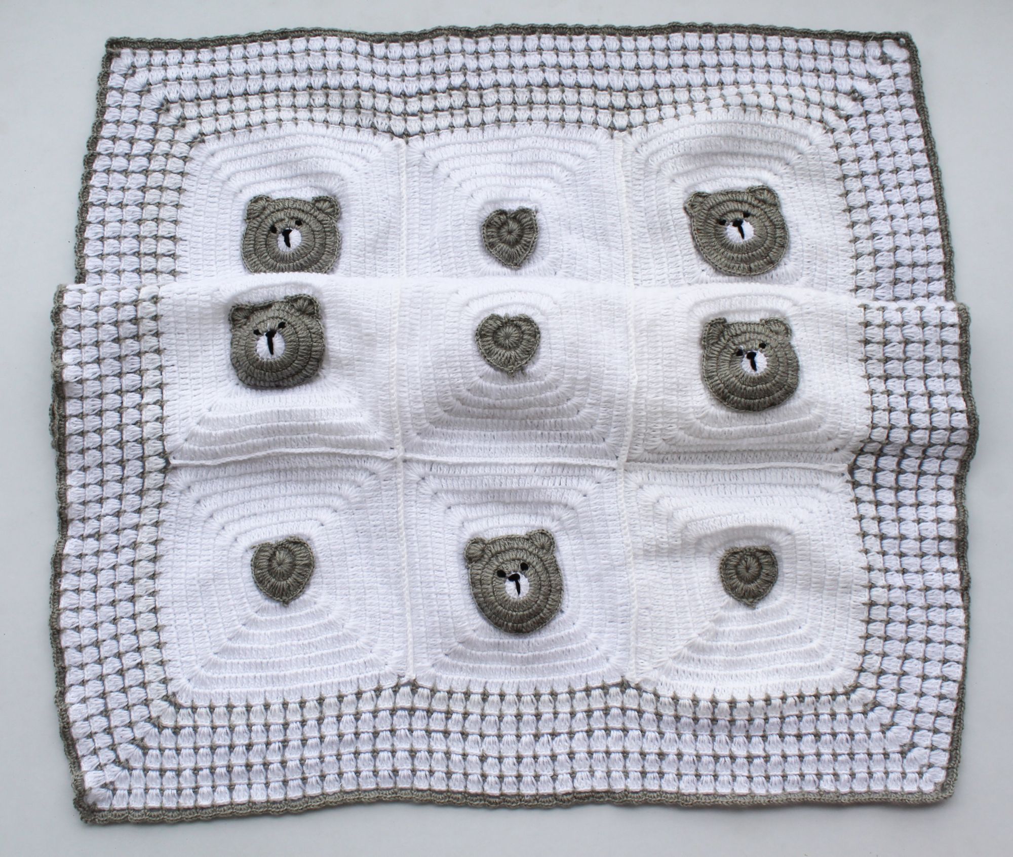 Woonie Bear Face Detailing Handmade Soft Blanket For Winters
