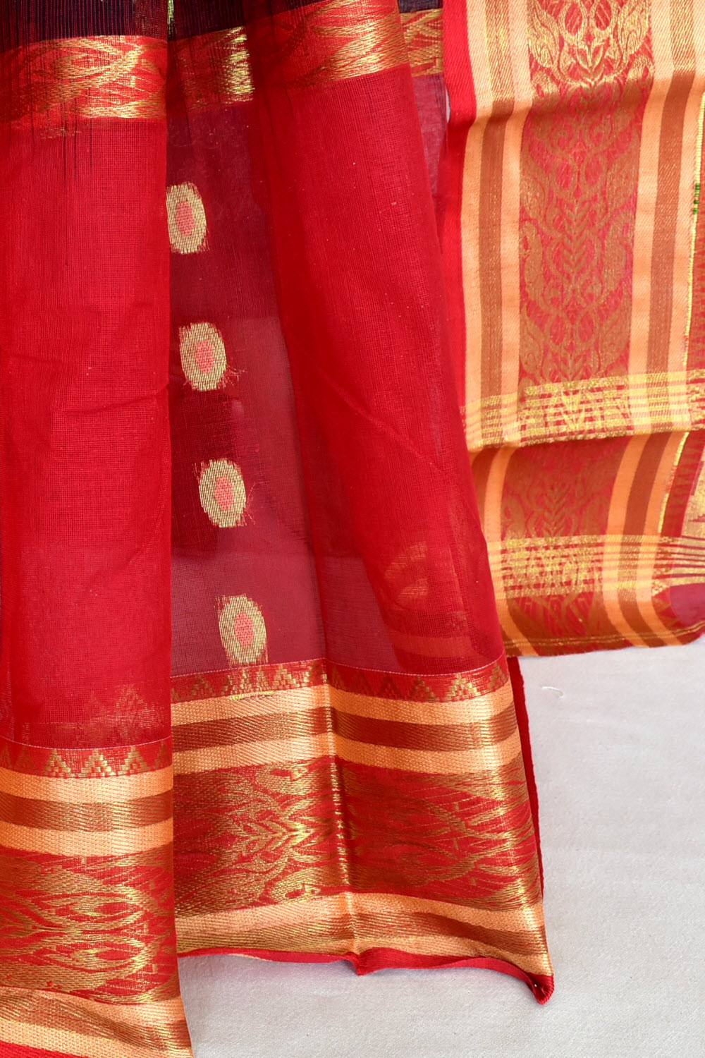 Black-Red Handwoven Tant Cotton Saree 17473