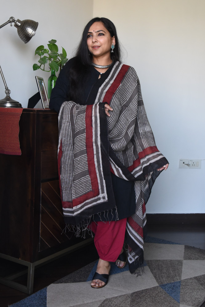 Image of TOO MANY LINES LINEN DUPATTA