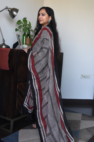 TOO MANY LINES LINEN DUPATTA