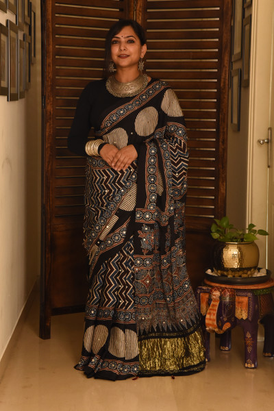 BLACK CIRCLE ZIG ZAG AJRAKH MODAL SILK SAREE WITH MIRROR WORK