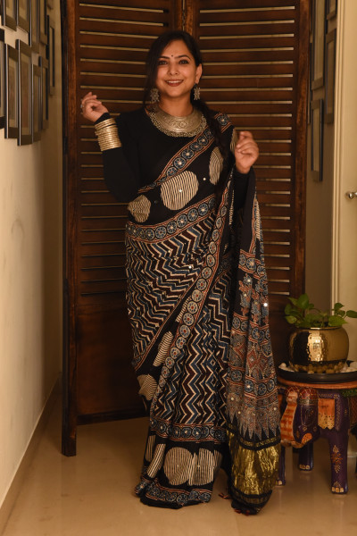 BLACK CIRCLE ZIG ZAG AJRAKH MODAL SILK SAREE WITH MIRROR WORK
