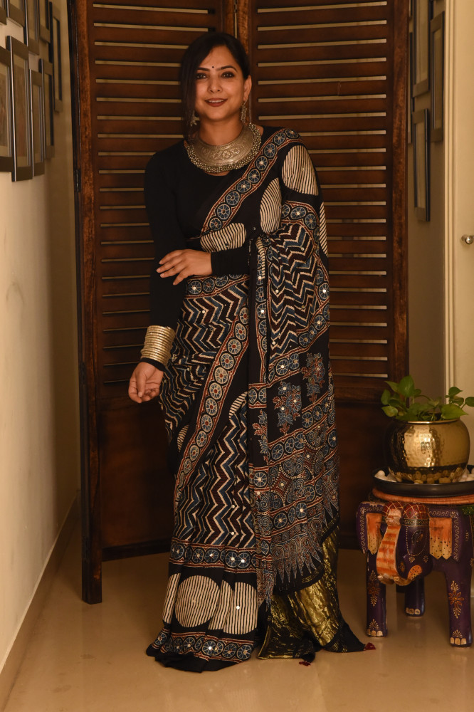 Image of BLACK CIRCLE ZIG ZAG AJRAKH MODAL SILK SAREE WITH MIRROR WORK
