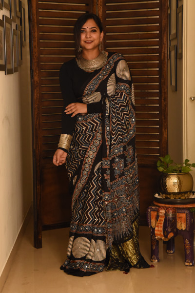 BLACK CIRCLE ZIG ZAG AJRAKH MODAL SILK SAREE WITH MIRROR WORK