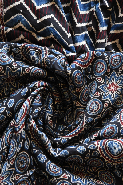 BLACK CIRCLE ZIG ZAG AJRAKH MODAL SILK SAREE WITH MIRROR WORK