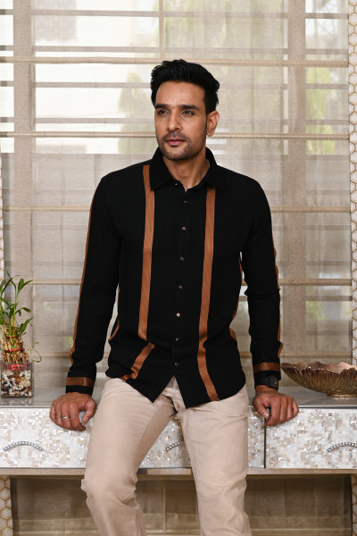 BLACK SHIRT WITH BROWN STRIPES