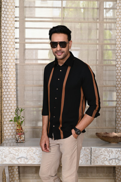 BLACK SHIRT WITH BROWN STRIPES
