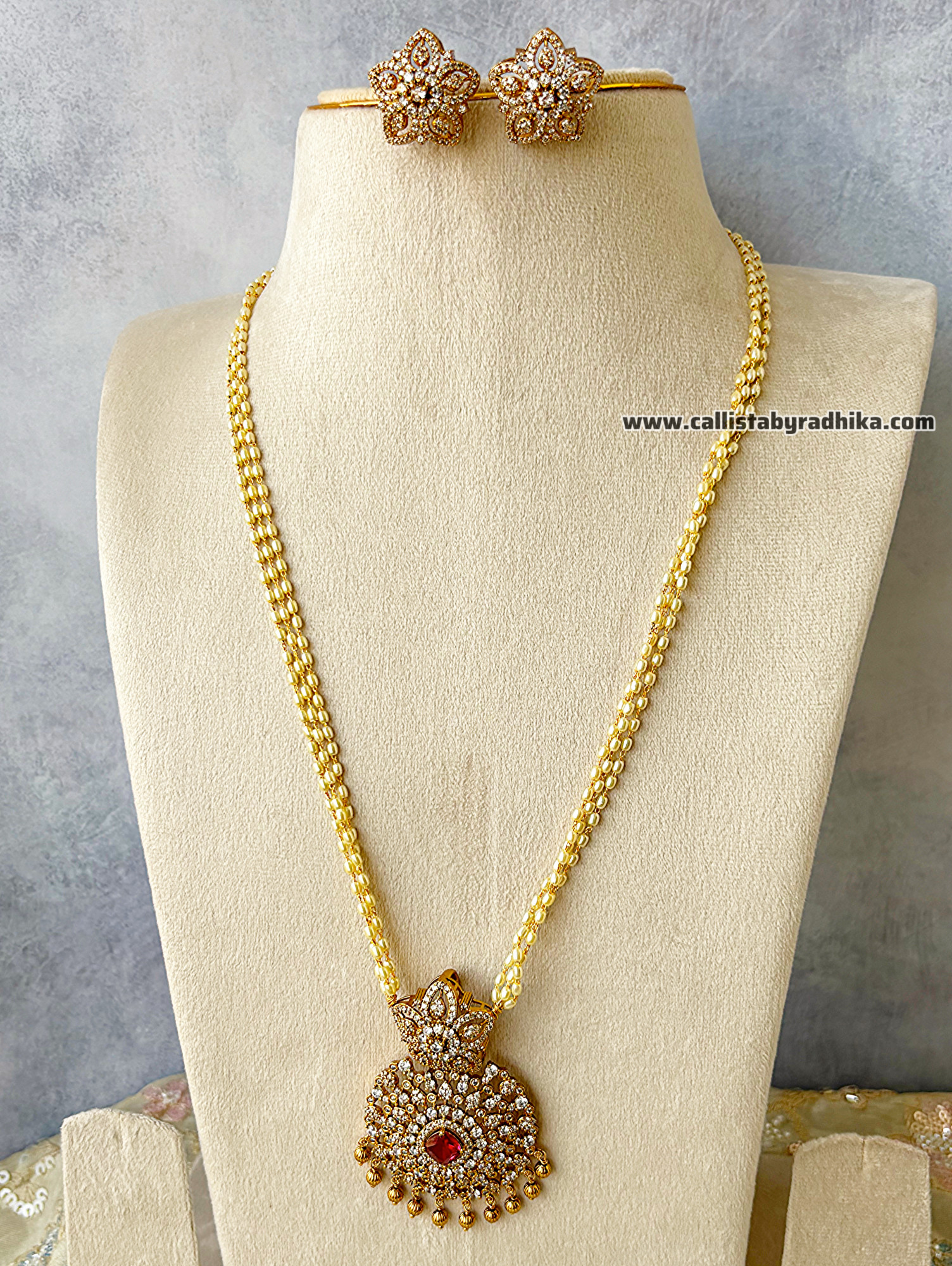 Pearl chain with Locket