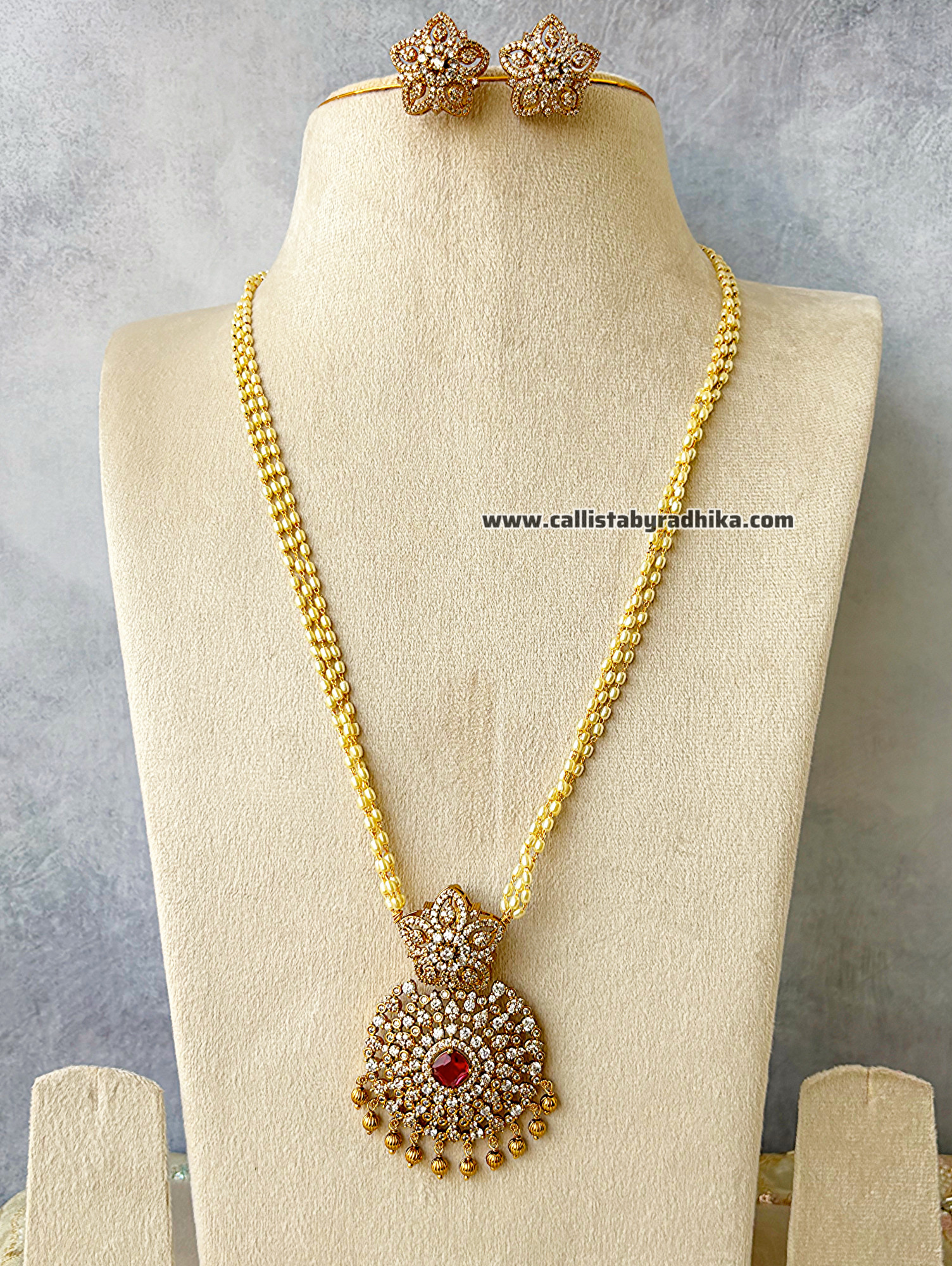 Pearl chain with Locket