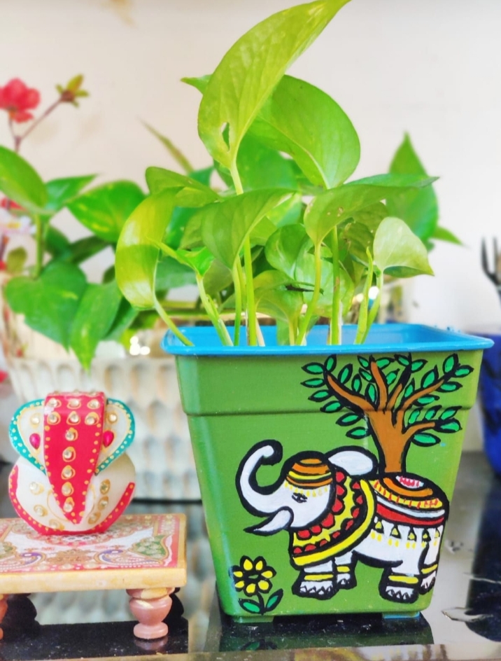 Green hand painted gajraj planter