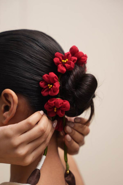 Poppy Floral Gajra & Parandi