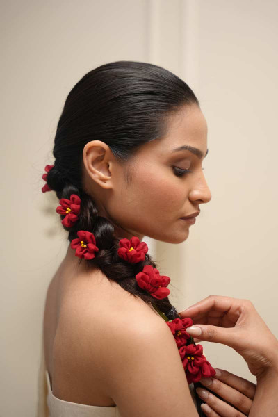 Poppy Floral Gajra & Parandi