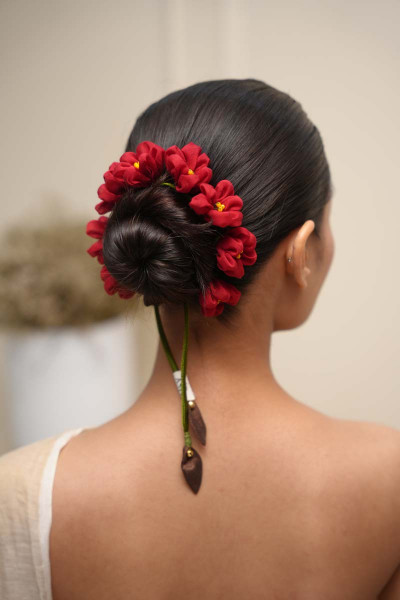 Poppy Floral Gajra & Parandi