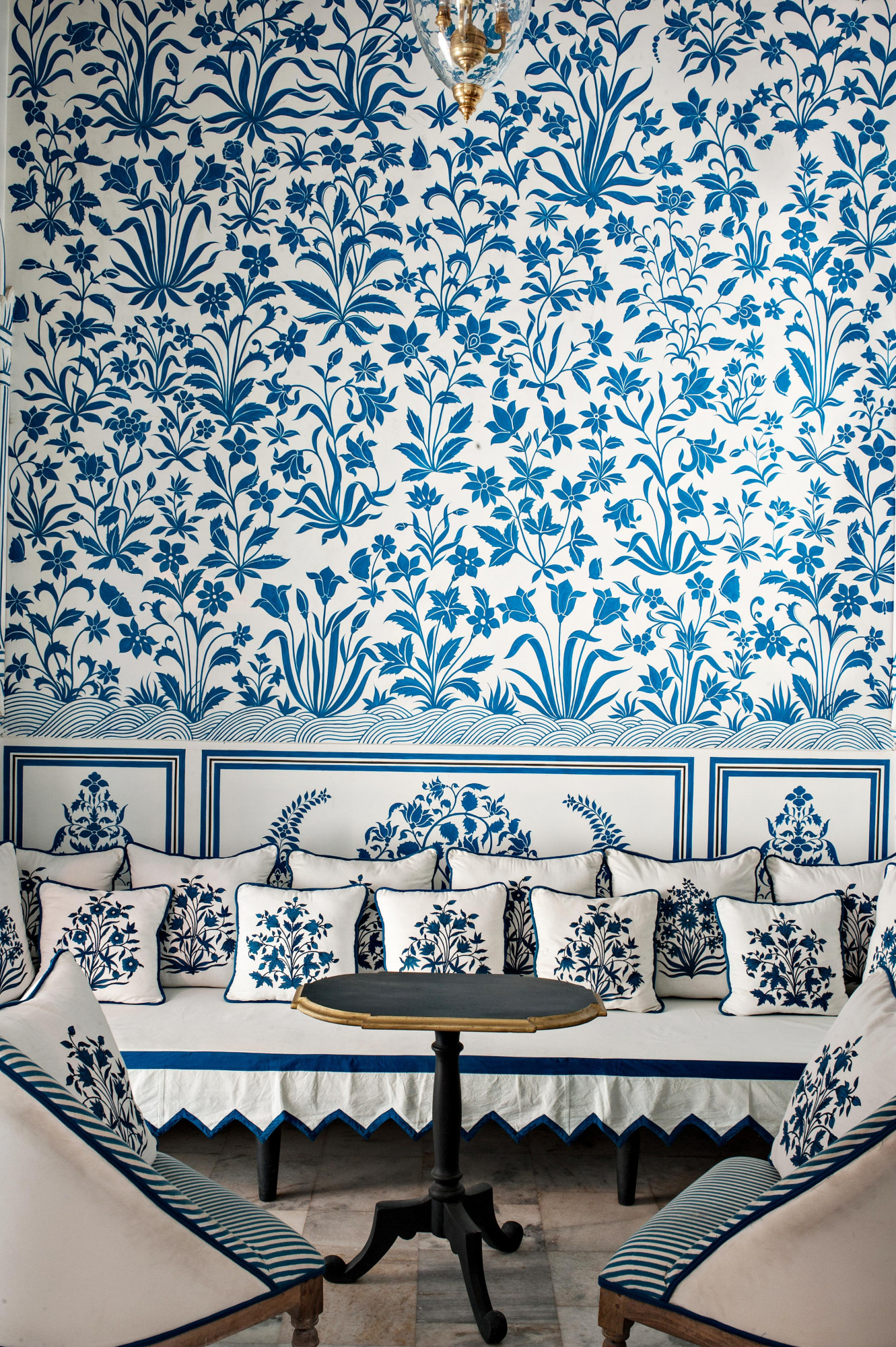 Tripod base pedestal table