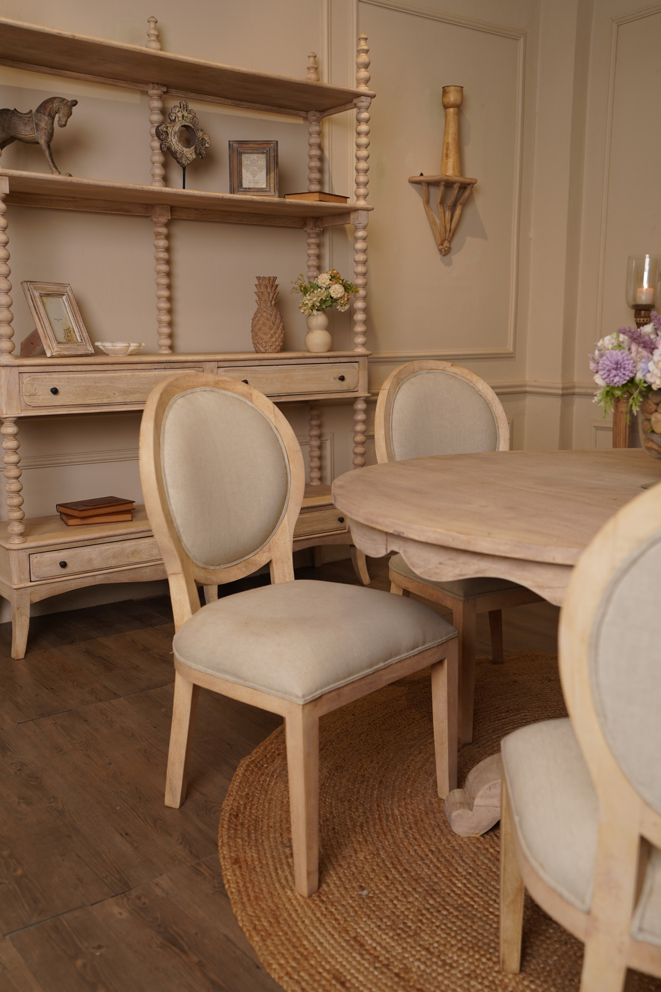 Oval back dining chair with straight legs