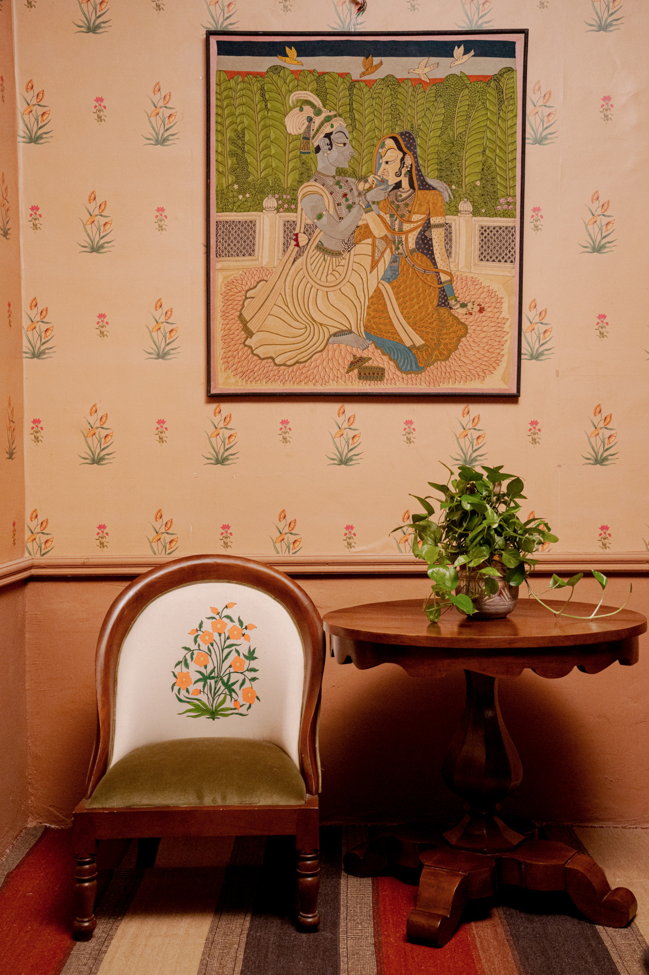 Round pedestal table