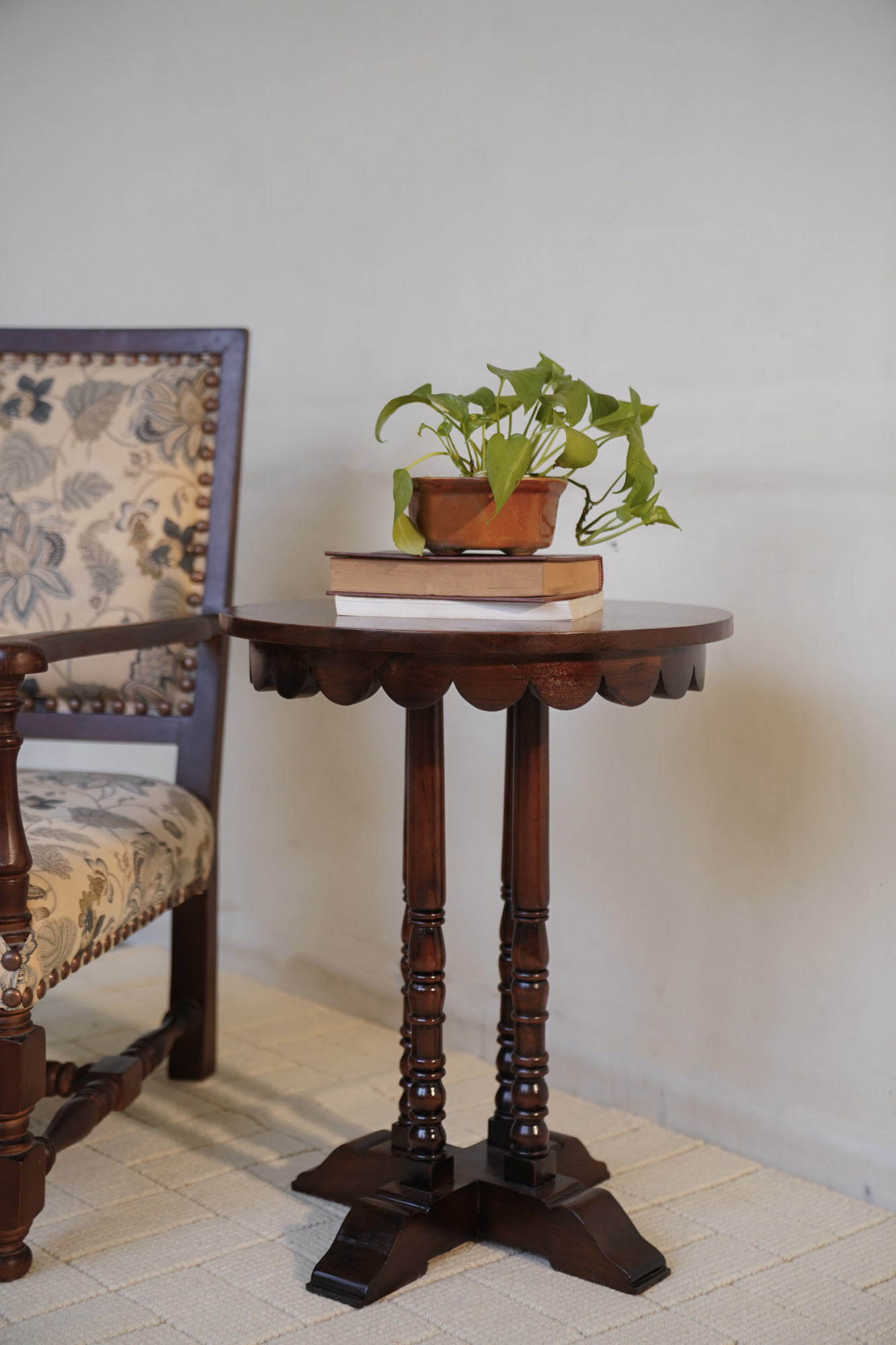 French Round scallop Accent Table