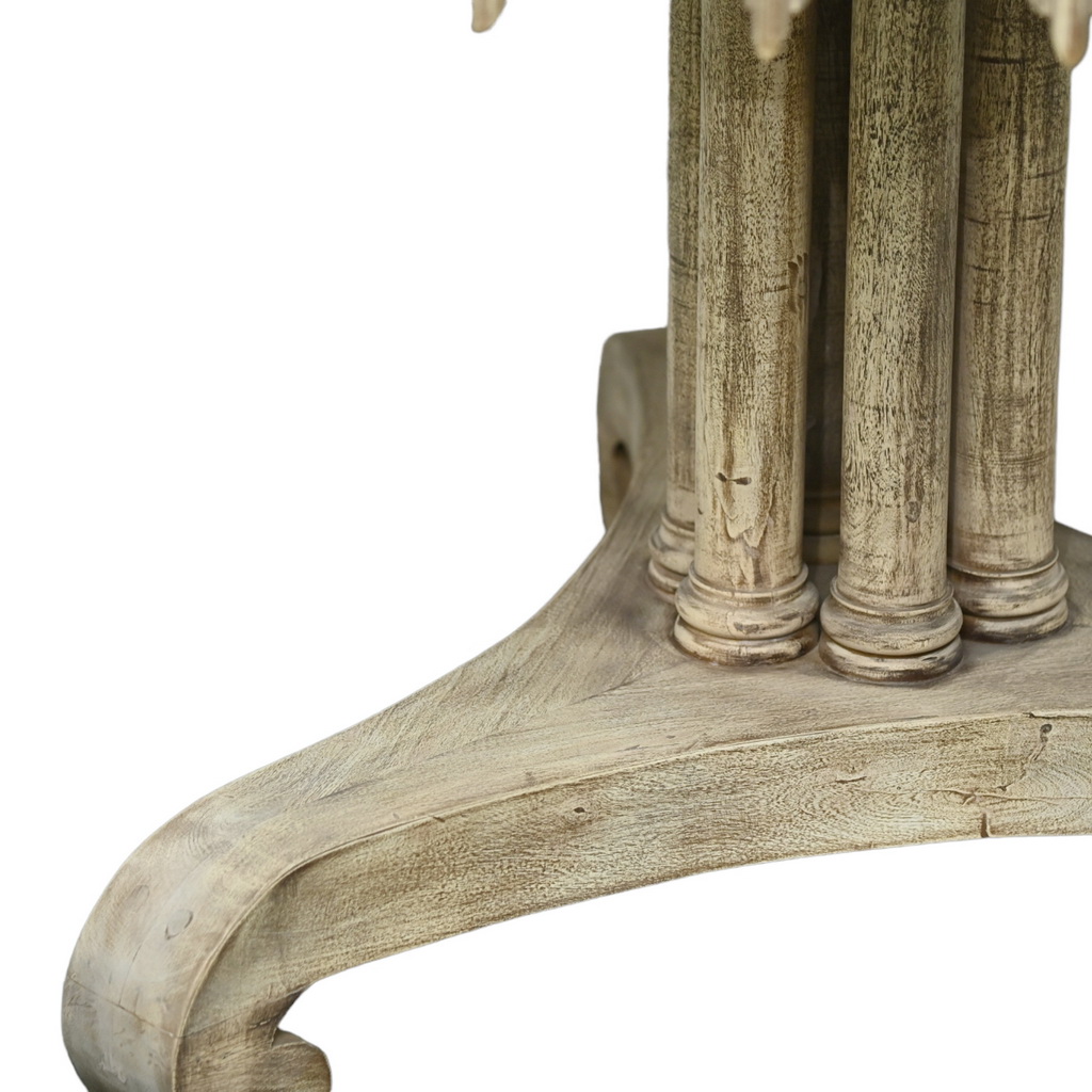 Round dining table