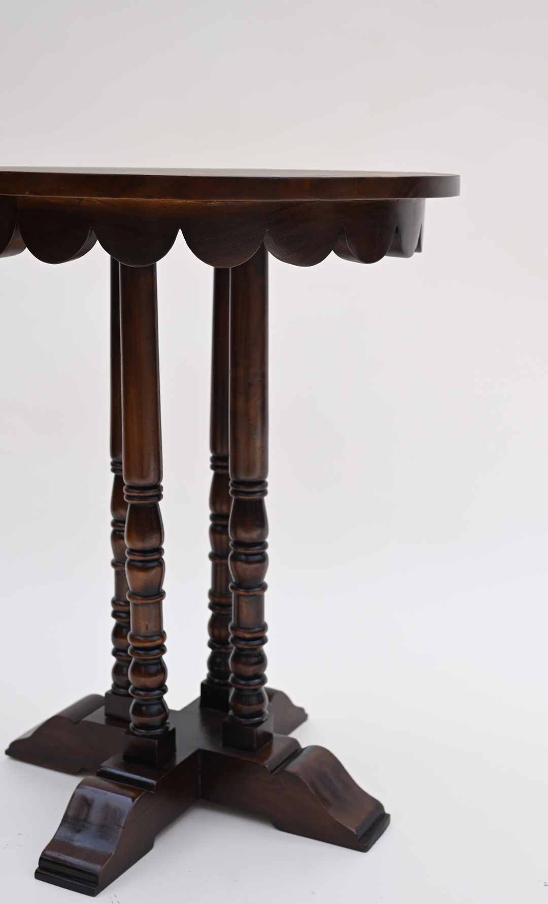 French Round scallop Accent Table