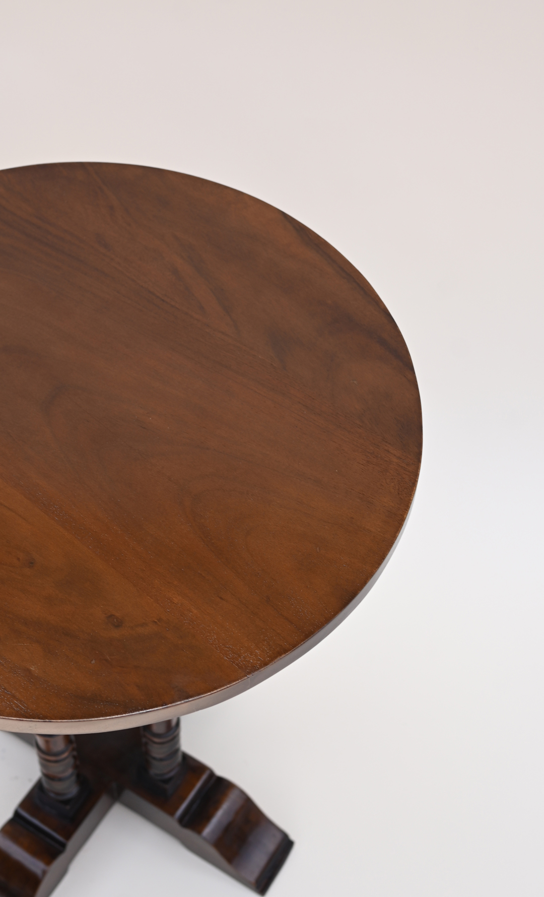 French Round scallop Accent Table